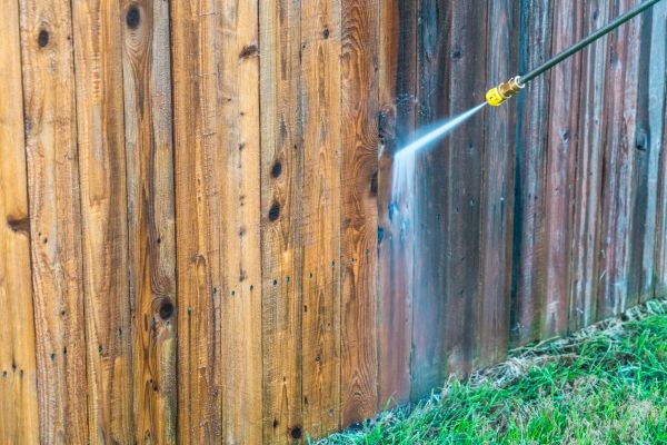 Fence Washing in Elkhart